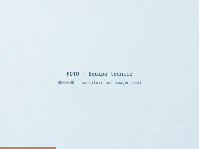 Sergio N. y el equipo técnico de Aerotermia Badalona junto a su furgoneta de trabajo