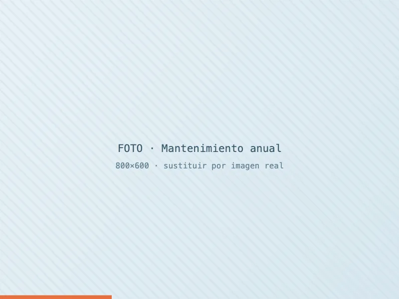 Técnico realizando el mantenimiento anual de un sistema de aerotermia